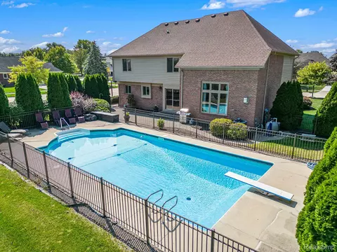 43182 Vintners Place Dr, Sterling Heights, MI 48314