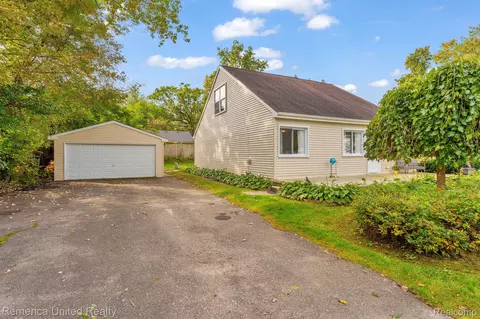 915 Brushwood Dr, Wolverine Lake, MI 48390