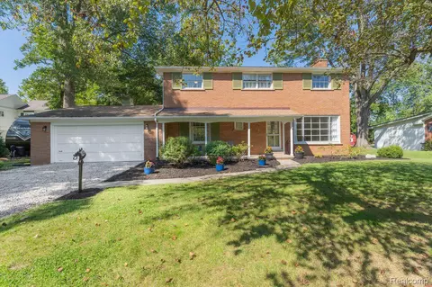 20940 Thorofare Rd, Grosse Ile, MI 48138