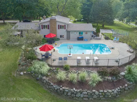 12163 Jeffers Ln, Tyrone, MI 48430