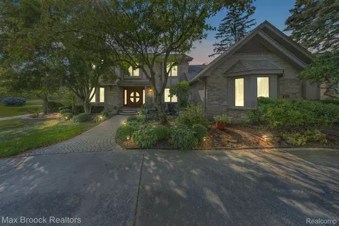 29755 White Hall Dr, Farmington Hills, MI 48331