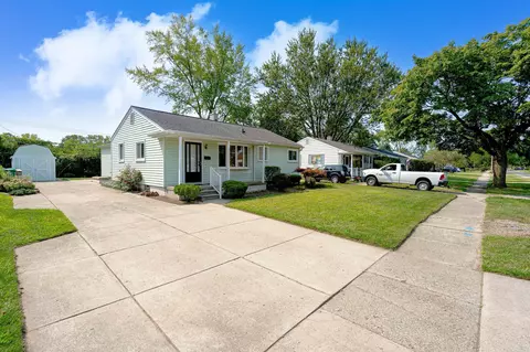 31453 Elmwood St, Garden City, MI 48135
