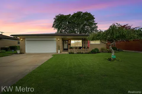 30205 Austin Dr, Warren, MI 48092