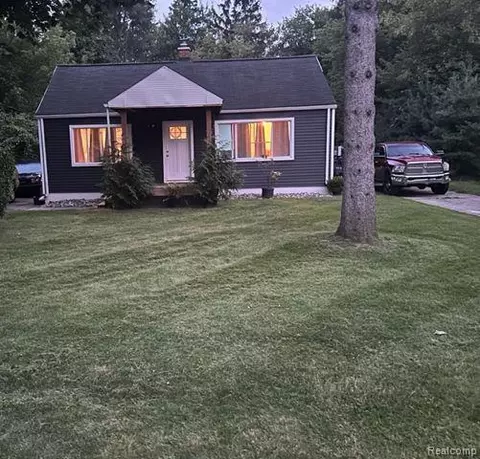6529 Pontiac Lake Rd, Waterford, MI 48327