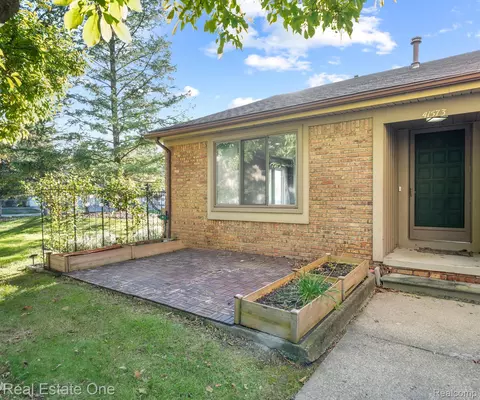 41573 Bedford Dr, Canton, MI 48187
