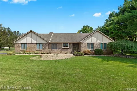 4560 Lynne Ln, Commerce, MI 48382