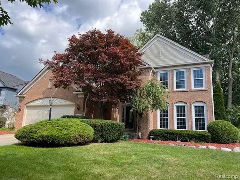 2127 Peachtree Crt Ct, West Bloomfield, MI 48324