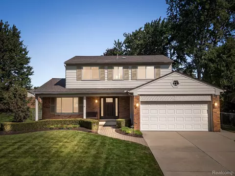 1101 Nicklaus Dr, Troy, MI 48085