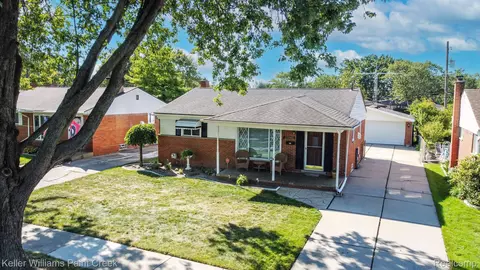 21312 Parkway St, Saint Clair Shores, MI 48082