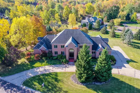 8250 Pine Hollow Trl, Grand Blanc, MI 48439