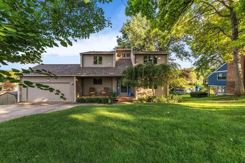 3935 Pitt Rd, Waterford, MI 48328