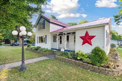 206 E Sherman St, Holly, MI 48442
