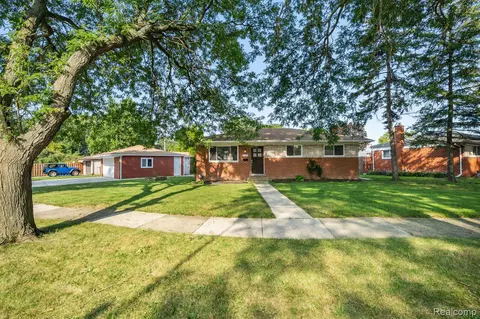 31349 Edwood Dr, Warren, MI 48088