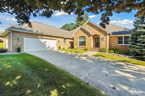 1334 Lake Valley Dr, Fenton, MI 48430
