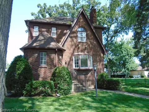 35358 Elm St, Wayne, MI 48184