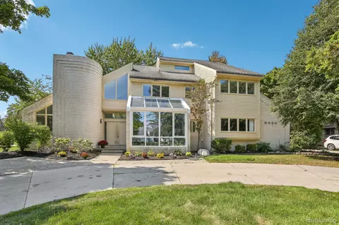 6460 Summer Crt Ct, West Bloomfield, MI 48322