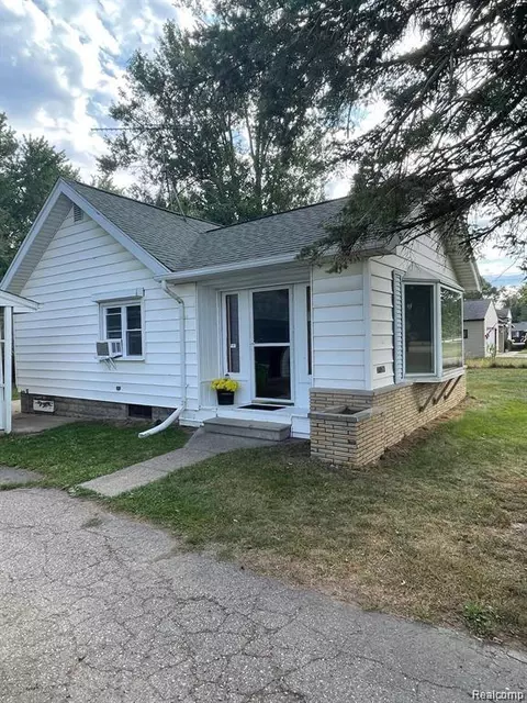 7139 Miller Rd, Swartz Creek, MI 48473