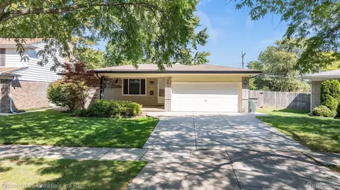 20507 Mauer St, Saint Clair Shores, MI 48080