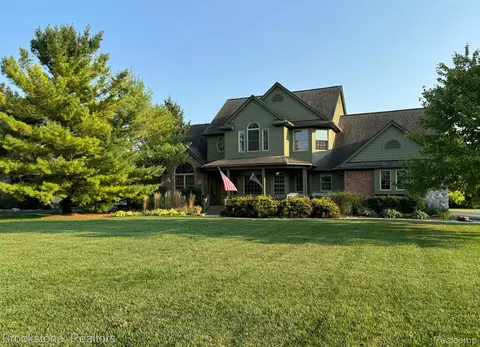 8482 S Shore Dr, Springfield, MI 48348
