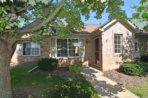 284 Countryside Crt Ct, Highland, MI 48357