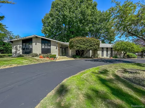 3090 Hartslock Woods Dr, West Bloomfield, MI 48322