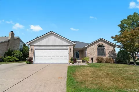 15749 Mulberry Dr, Macomb, MI 48042