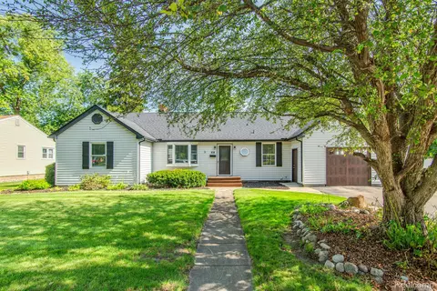 820 W Silver Lake Rd, Fenton, MI 48430
