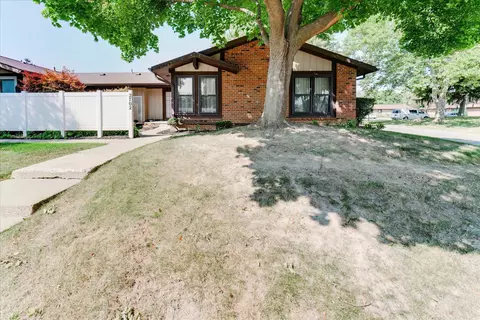 2702 Roundtree Dr, Troy, MI 48083