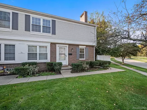 21108 E Glen Haven Cir, Northville, MI 48167