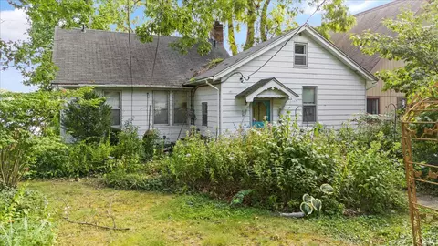 6861 Desmond Rd, Waterford, MI 48329
