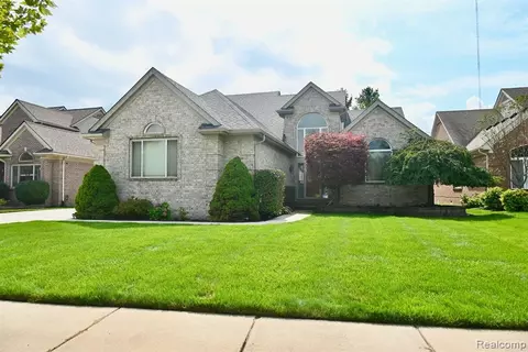 15640 Meadows Dr, Riverview, MI 48193 photo 1