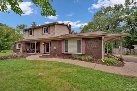 4295 Mckeachie Rd, White Lake, MI 48383