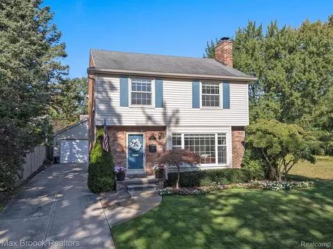 1452 Henrietta St, Birmingham, MI 48009