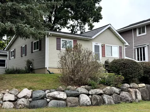 630 Longpointe Dr, Lake Orion, MI 48362