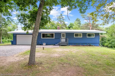 2480 Woodcroft St, White Lake, MI 48383