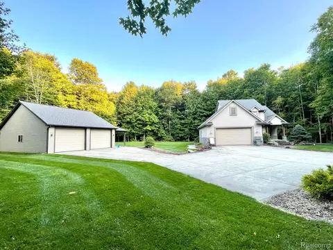 1603 Deepwood Dr, Lapeer, MI 48446