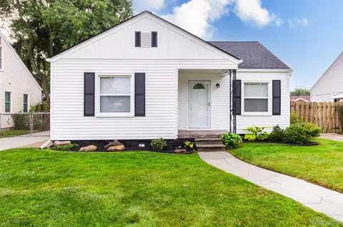 21616 Gaukler St, Saint Clair Shores, MI 48080
