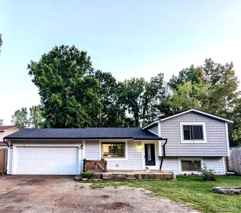 6915 Pontiac Lake Rd, Waterford, MI 48327