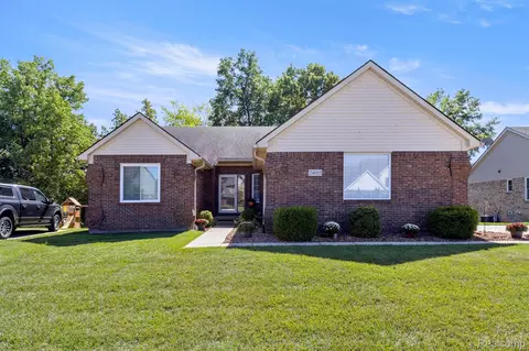 24665 Parklane Dr, Flat Rock, MI 48134