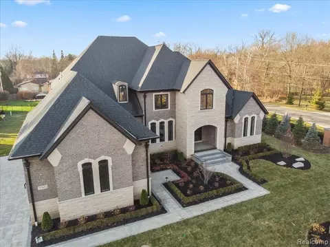 37651 Hidden Vly, Clinton Township, MI 48036