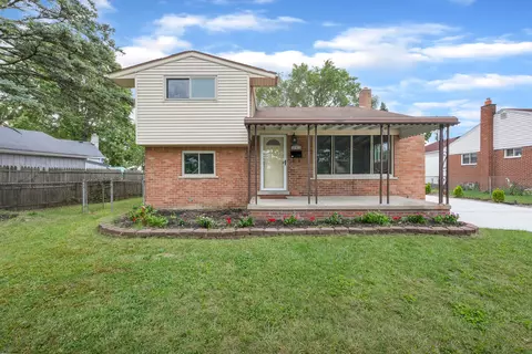 32415 Maplewood St, Garden City, MI 48135