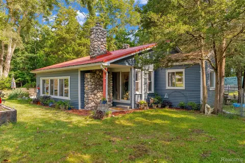 1120 Hubble Dr, Holly, MI 48442