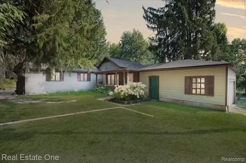 936 Ridge Rd, Lake Orion, MI 48362