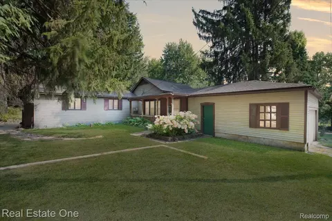 936 Ridge Rd, Orion, MI 48362