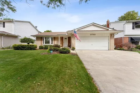 3750 Brookshire St, Trenton, MI 48183
