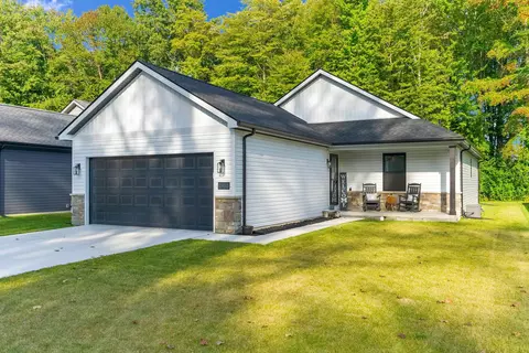 9289 Oakdale St, Clay, MI 48001