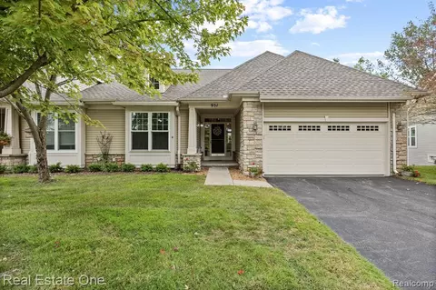 951 Stony Lake Ct, Oxford, MI 48371