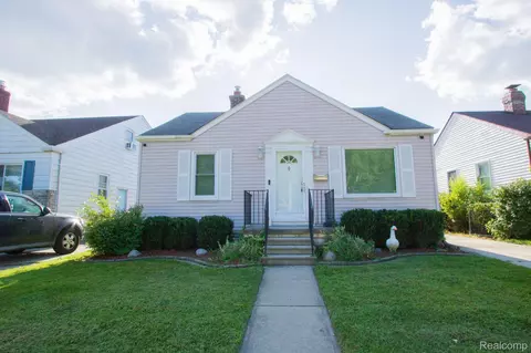 29249 Harding St, Roseville, MI 48066