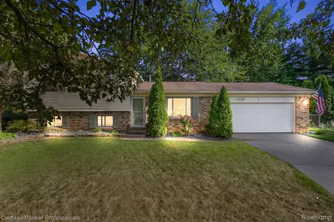 1239 Queens Dr, Oxford, MI 48371