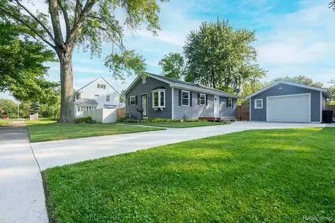 1417 New Hampshire Ave, Marysville, MI 48040
